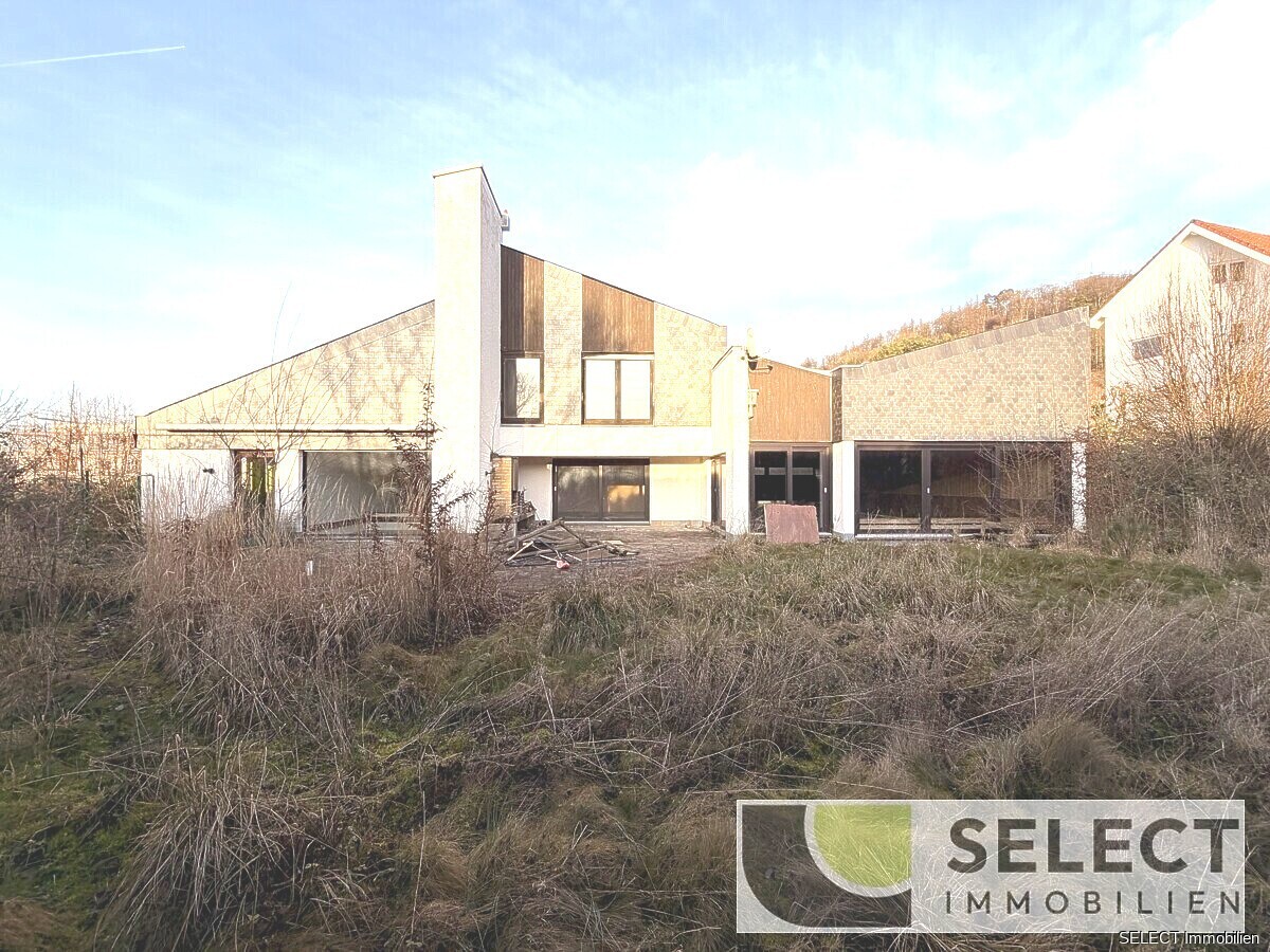 Seitenansicht mit Schwimmhalle