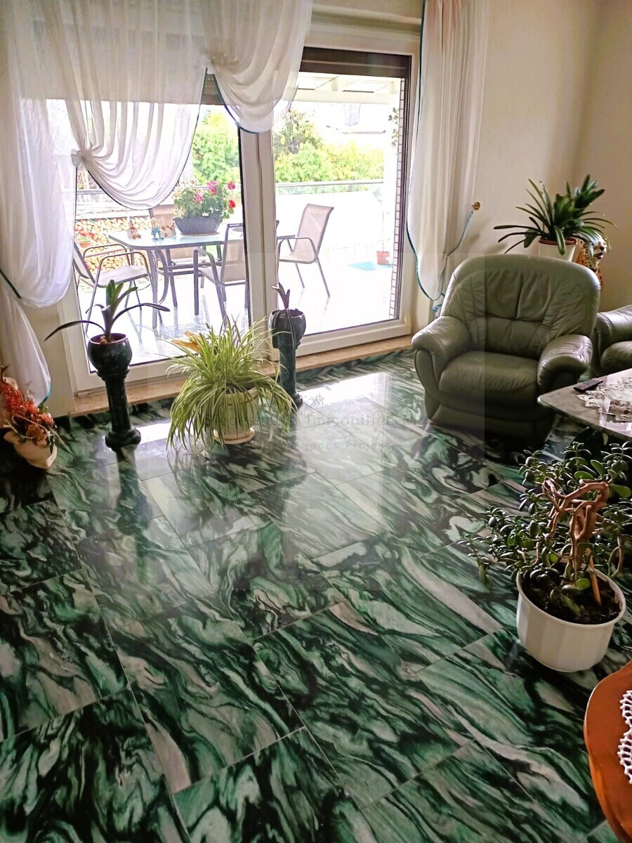 Wohnzimmer mit Balkon