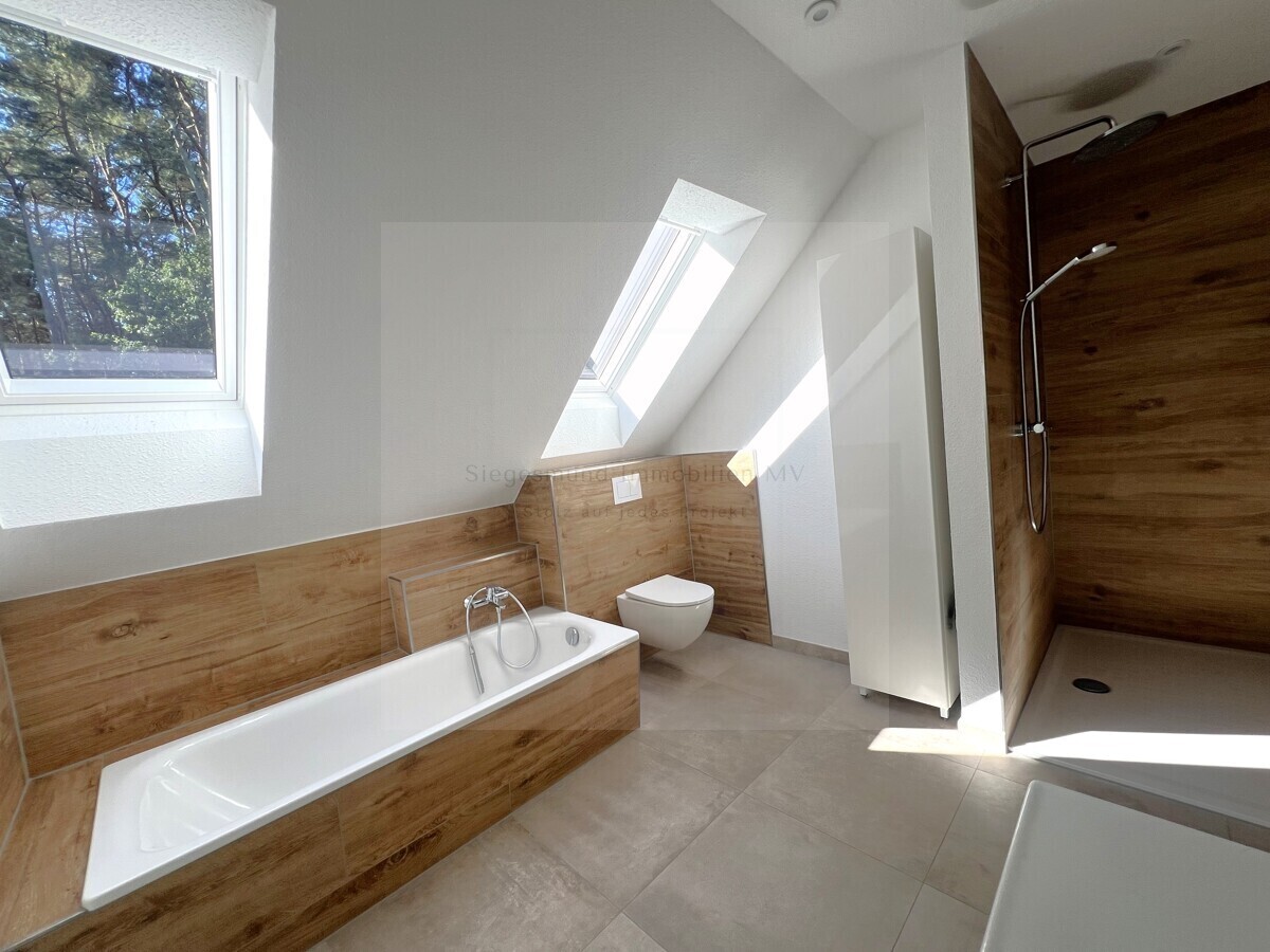 Badezimmer DG mit Wanne & Dusche
