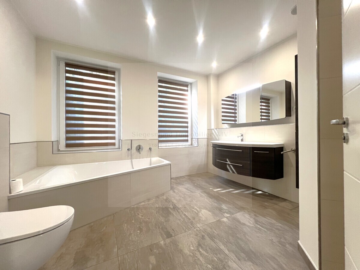 Badezimmer EG mit Wanne & Dusche