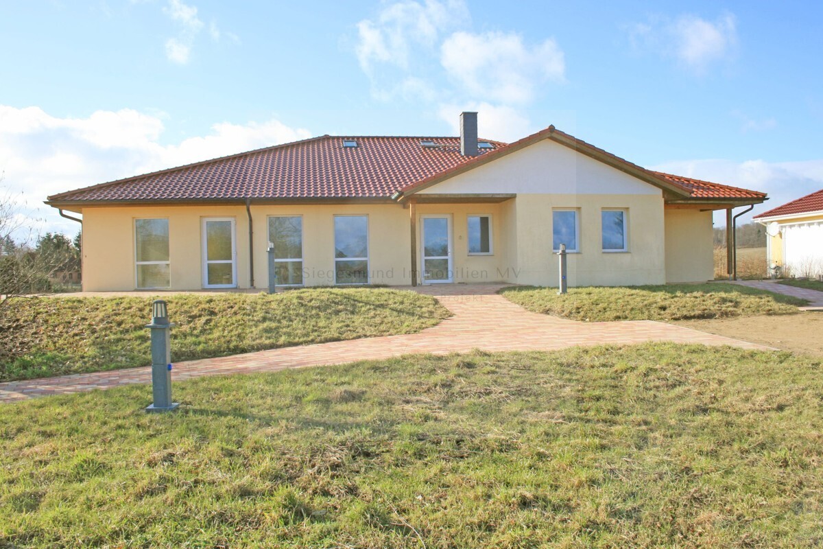 Landvilla Venzkow-Senioren-Pflege-Wohngemeinschaft-Wohngruppe-WG-Haupteingang-scaled-1