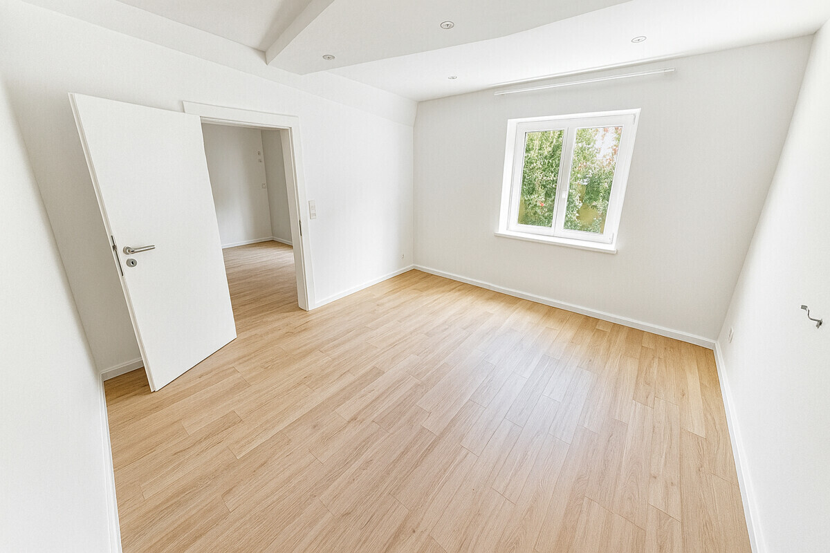 Leeres Zimmer mit großem Fenster