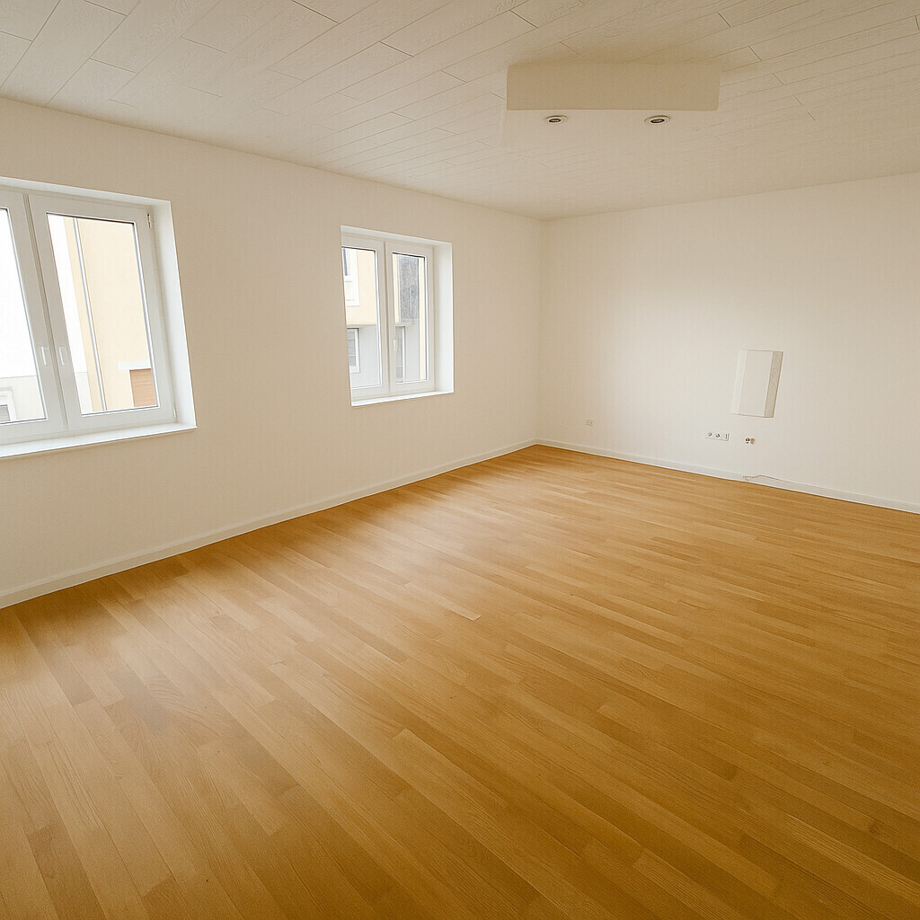 Leeres, modernes Wohnzimmer mit Holzfußboden