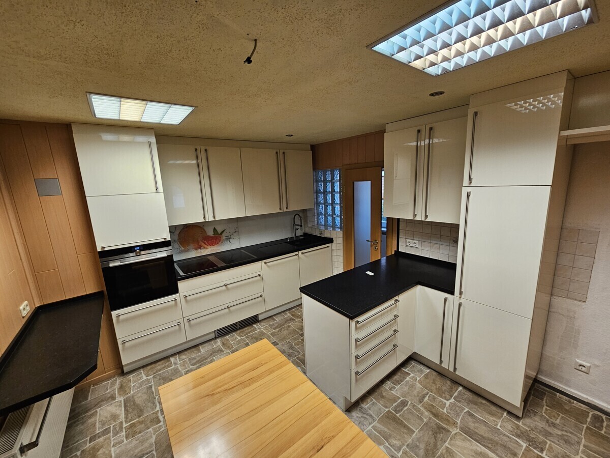 Einbauküche m. Abstellraum im Anschluss