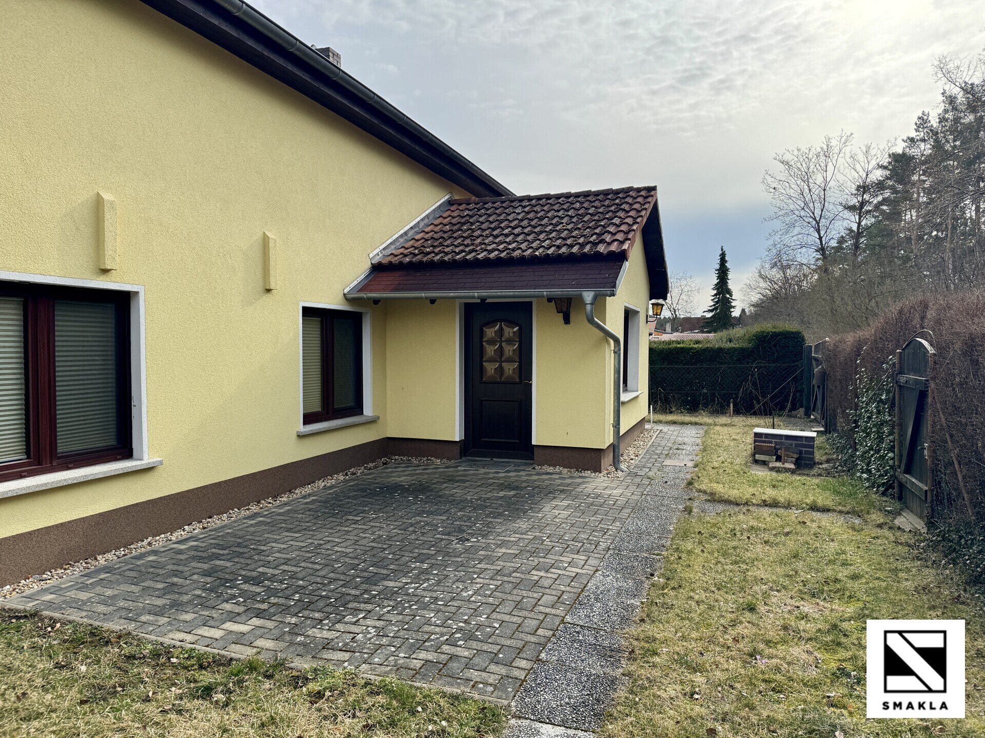 Hauseingang mit Terrasse - Südwest-Ansicht