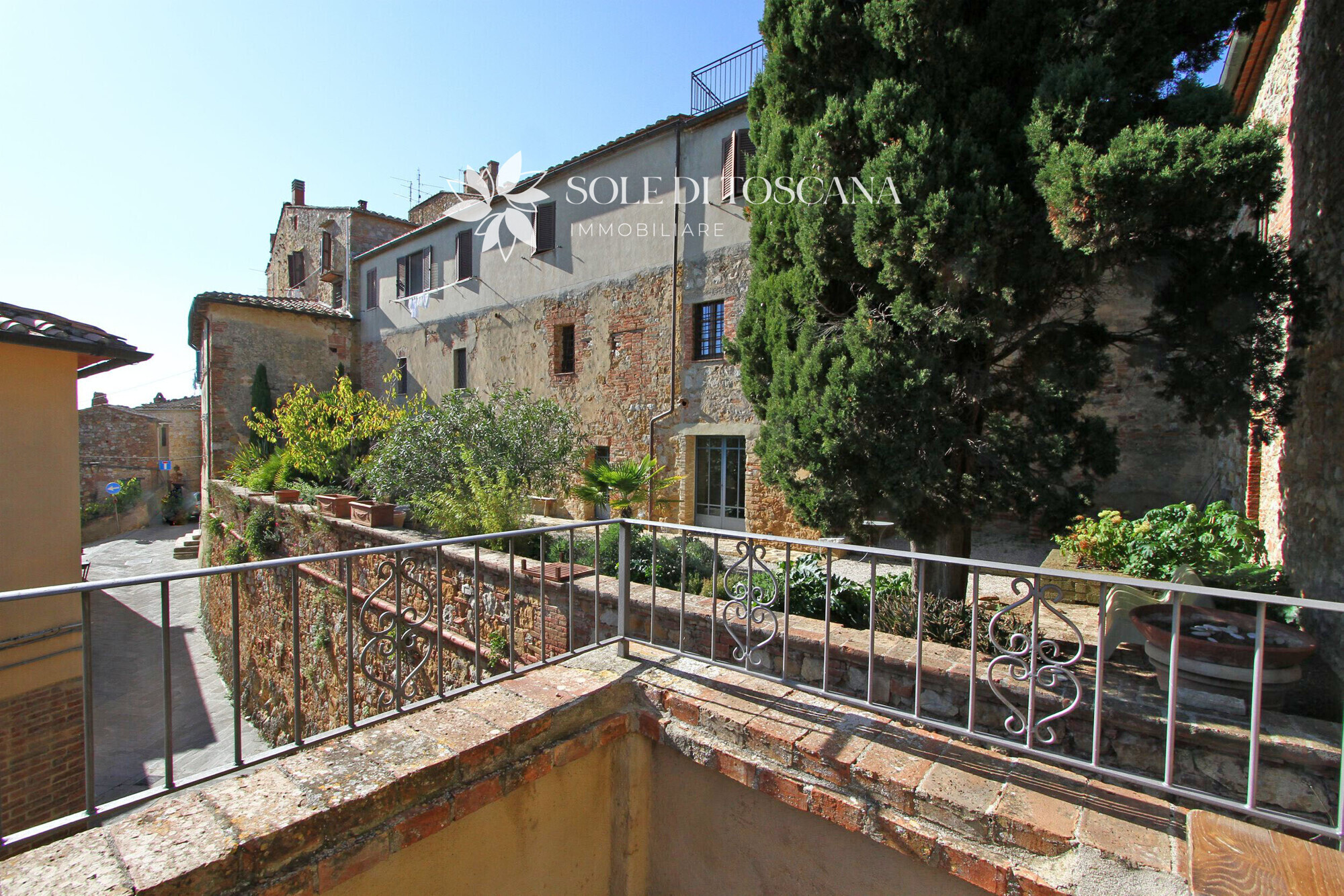 Stone house  with 2 terraces in Petroio with panoramic view over the Val d'Orc (26)