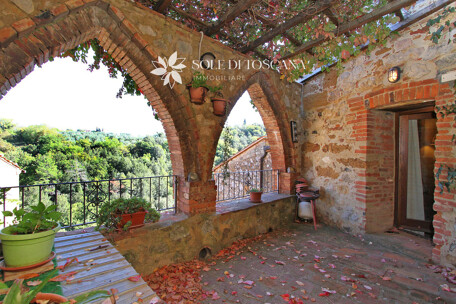 Stone house with 2 terraces in Petroio with panoramic view over the Val d'Orc (13)