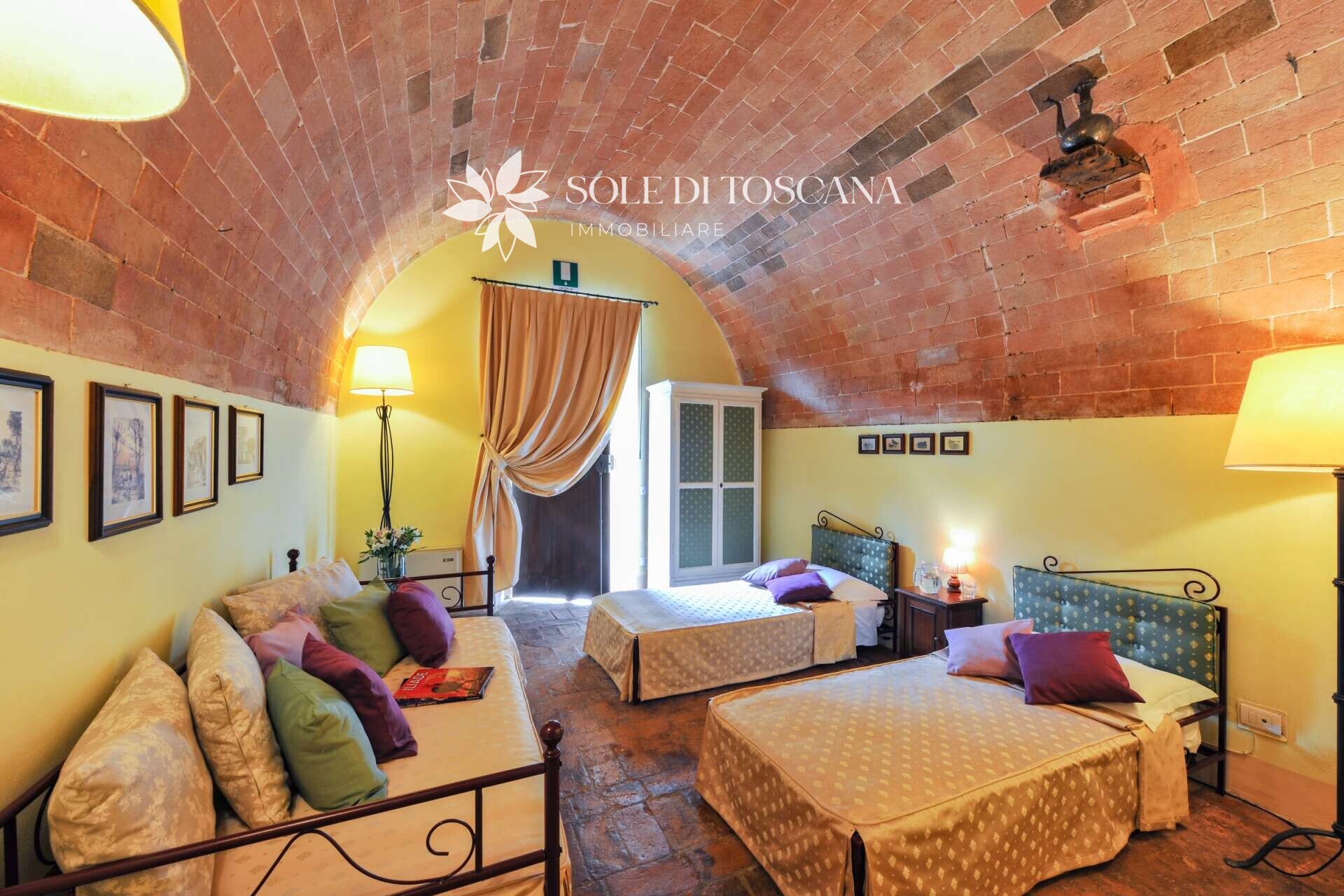 Monteroni_d_Arbia_farmhouse_with_pool_for_sale (1)