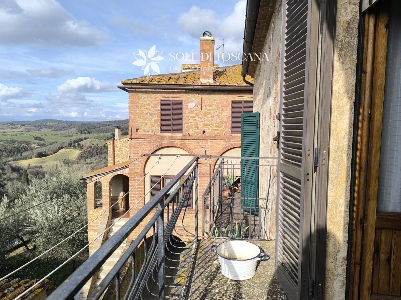 Montisi_terraced_house_with_2_balconies_for_sale (15)