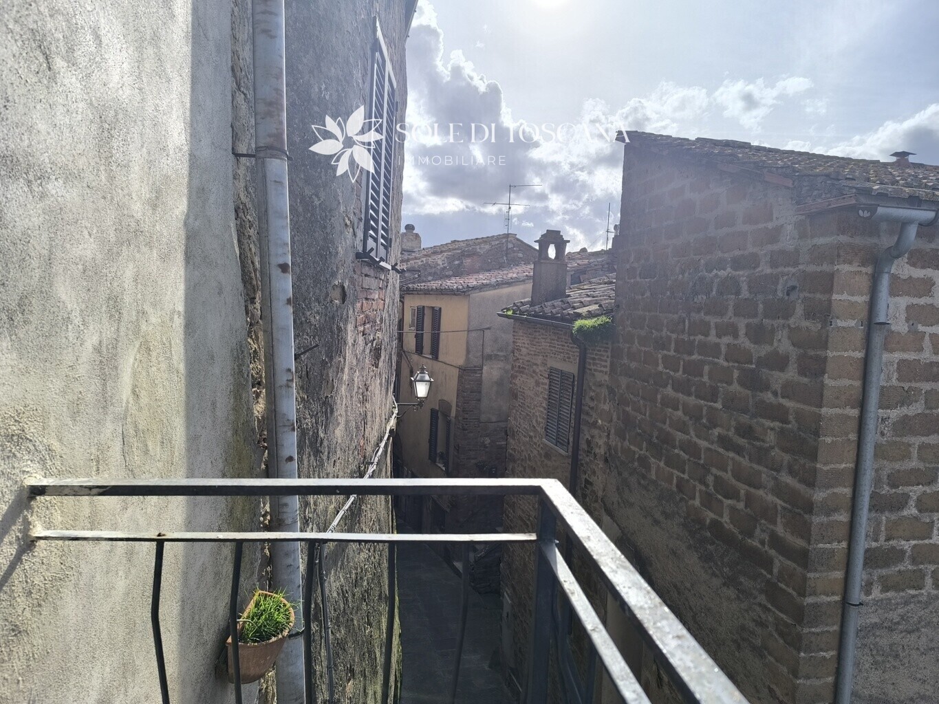 Montisi_terraced_house_with_2_balconies_for_sale (7)