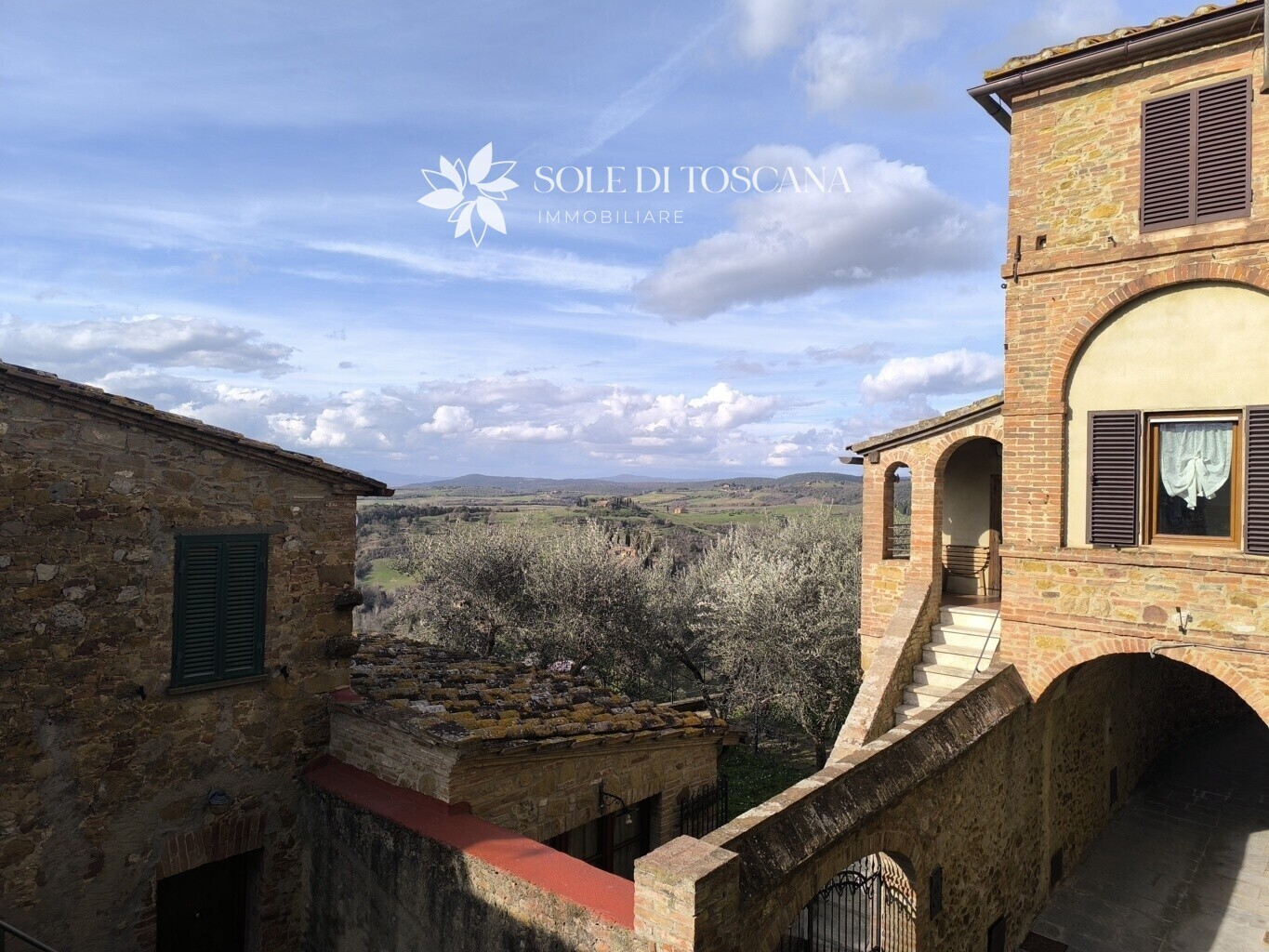 Montisi_terraced_house_with_2_balconies_for_sale (8)