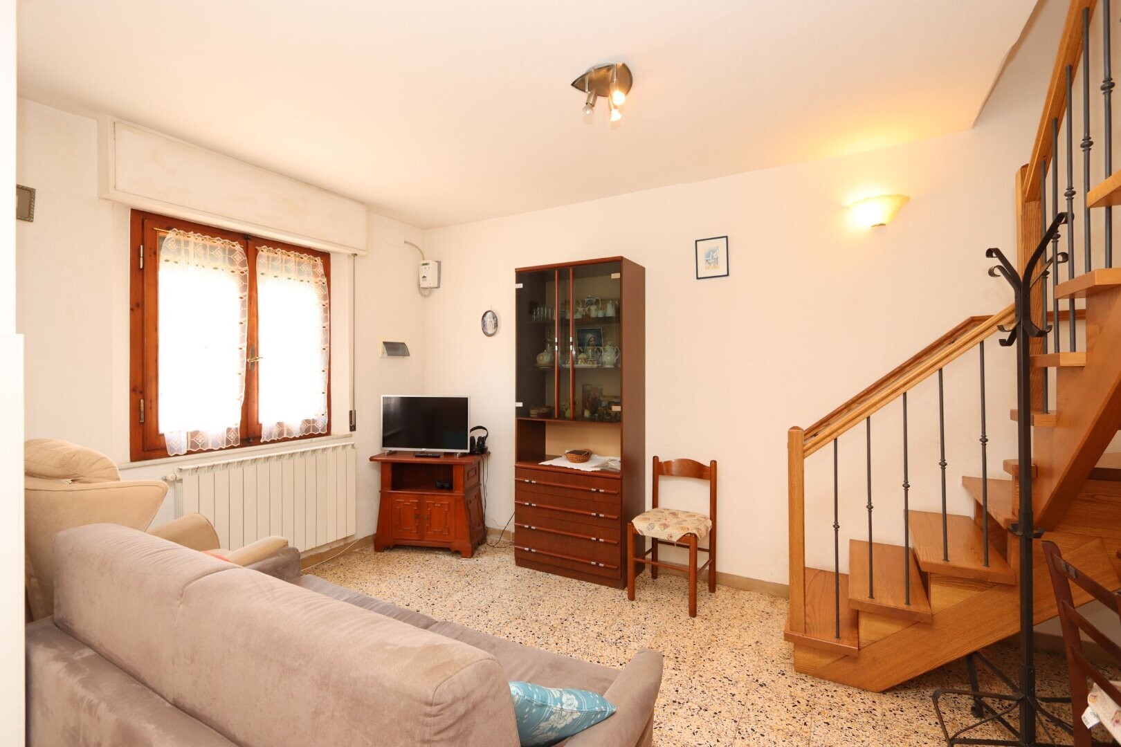 Salotto con scala a vista