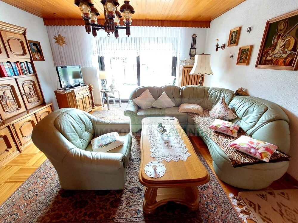 Wohnzimmer mit Ausgang zur Terrasse im EG