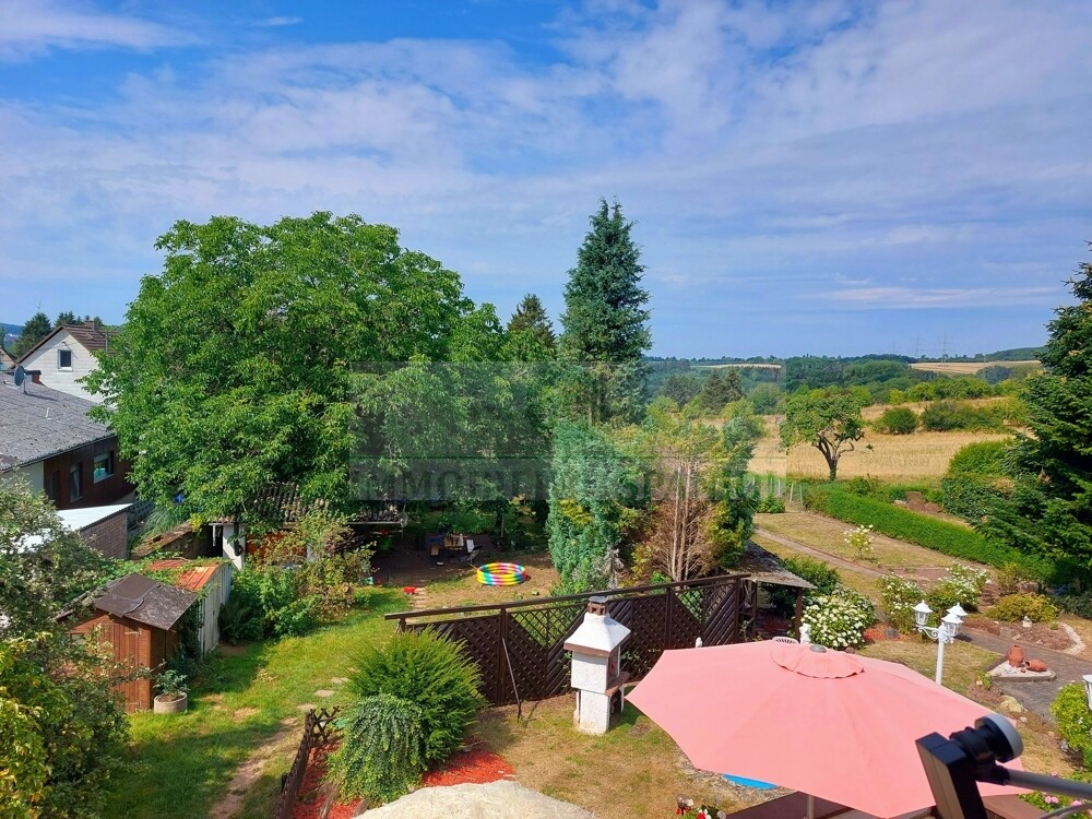 Blick aus dem Wohnzimmer in den Garten