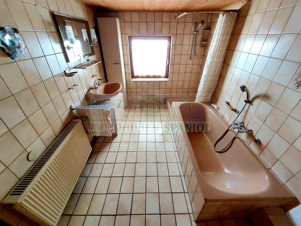 Bad mit Dusche und Badewanne