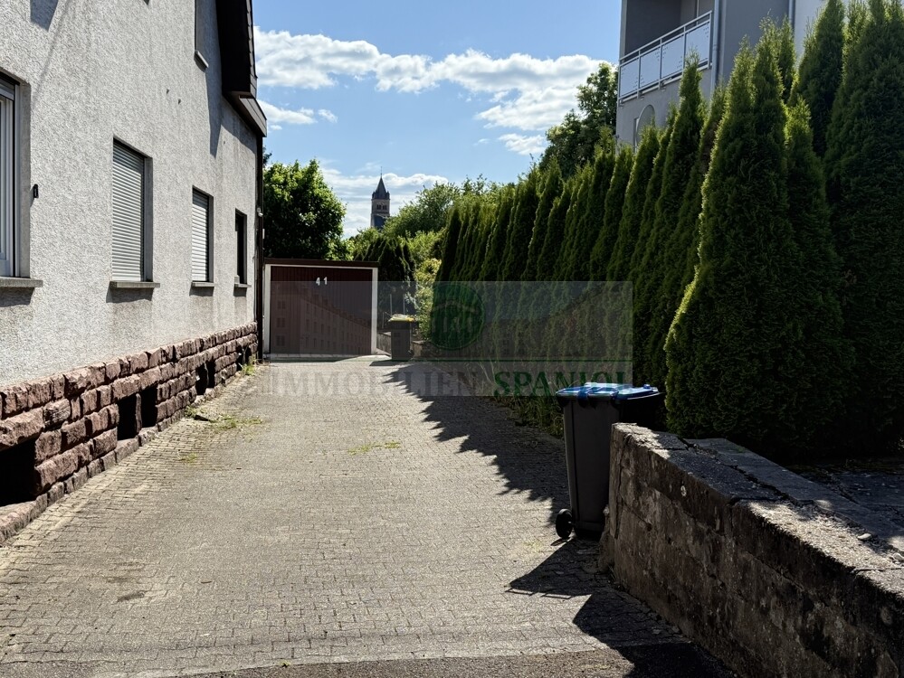 Einfahrt vor Gebäude