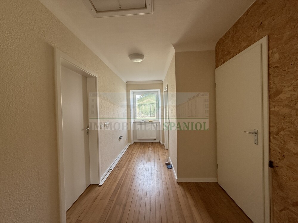 9 - Flur OG mit Zgg Bad und Zimmer 5 OG li