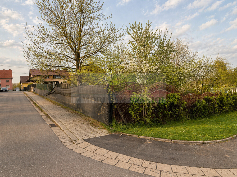 21-Außenanlage mit Grundstück