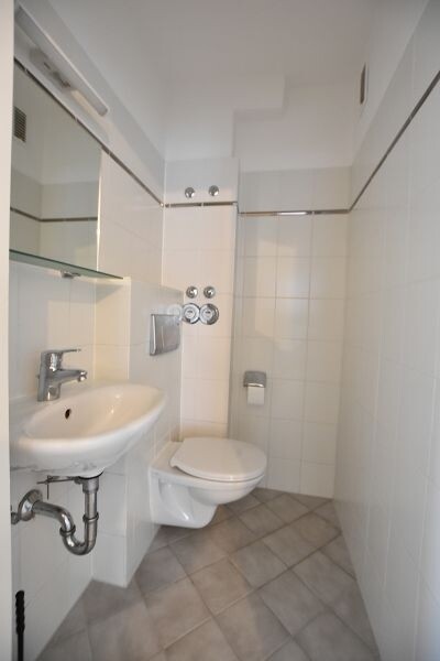 Weißes Gäste-WC