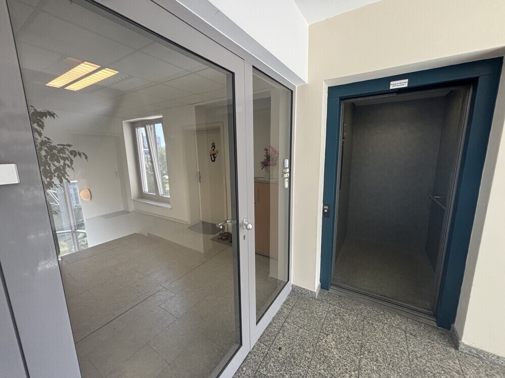 Treppenhaus mit Fahrstuhl