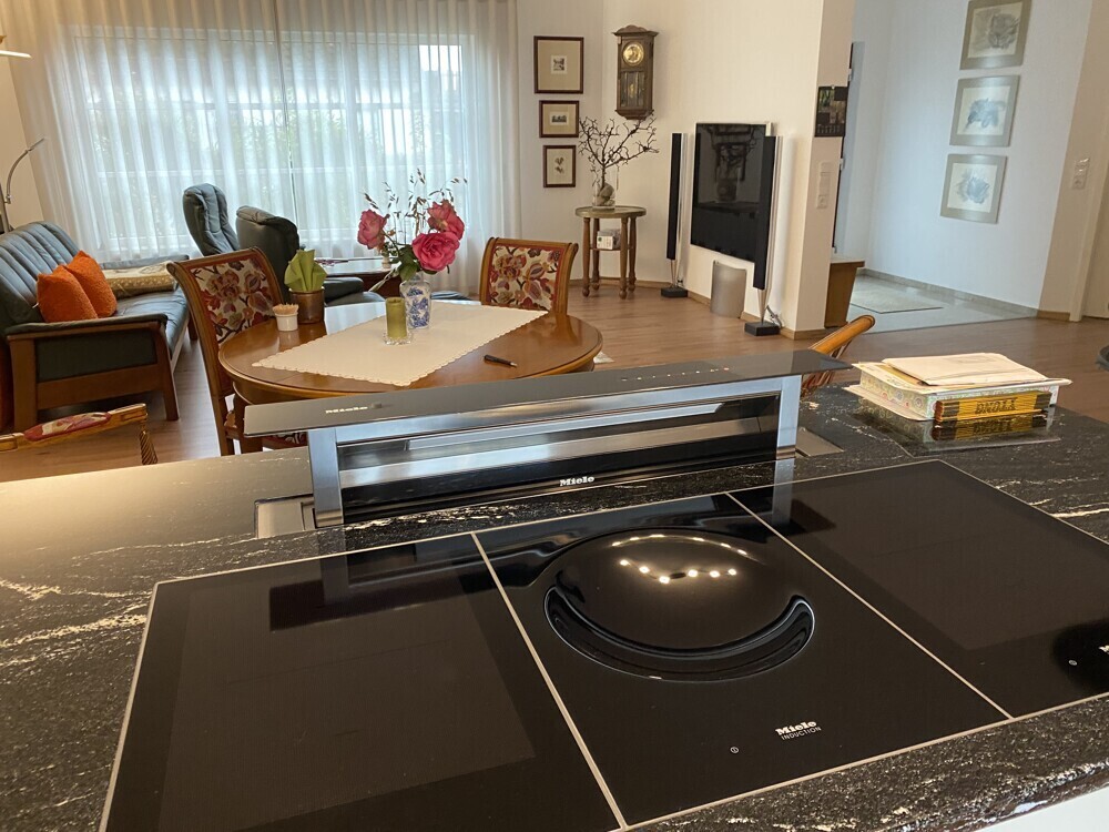 Küche mit Blick in den Wohnbereich