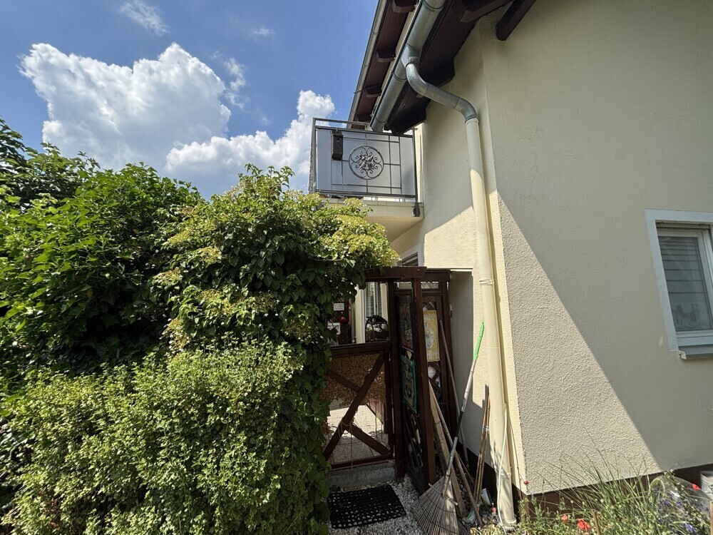 Hausansicht mit Blick zur Terrasse