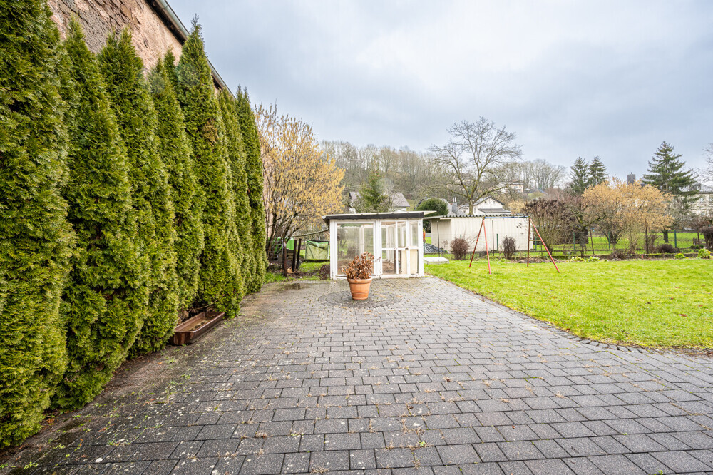 Gewächshaus und Garten