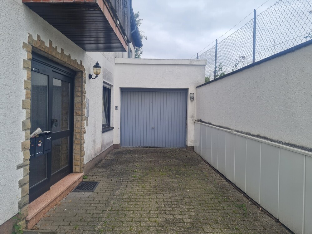 Zufahrt mit Garage