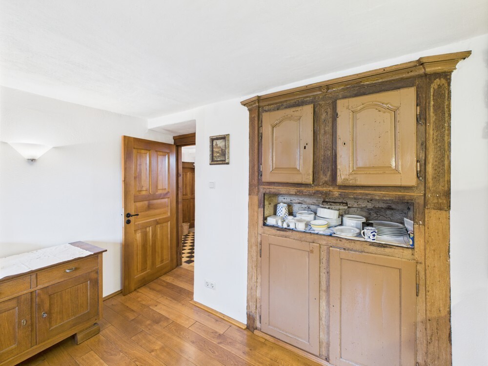 Küche mit altem Einbauschrank