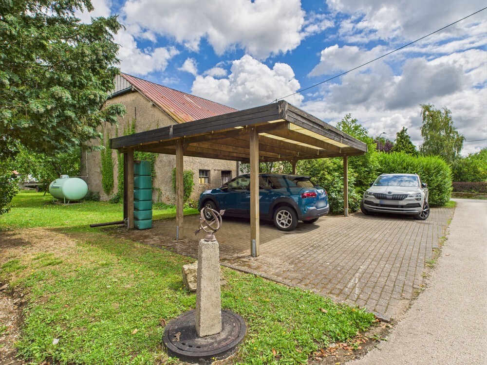Carport und Parplatz