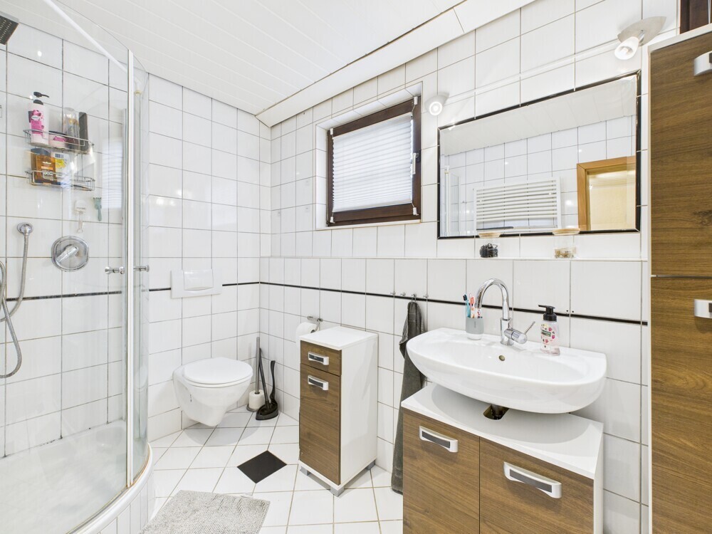 Bad mit Dusche OG
