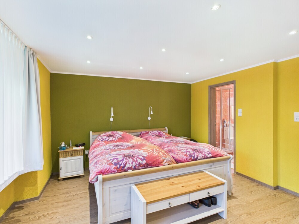 Schlafzimmer mit angrenzendem Bad 