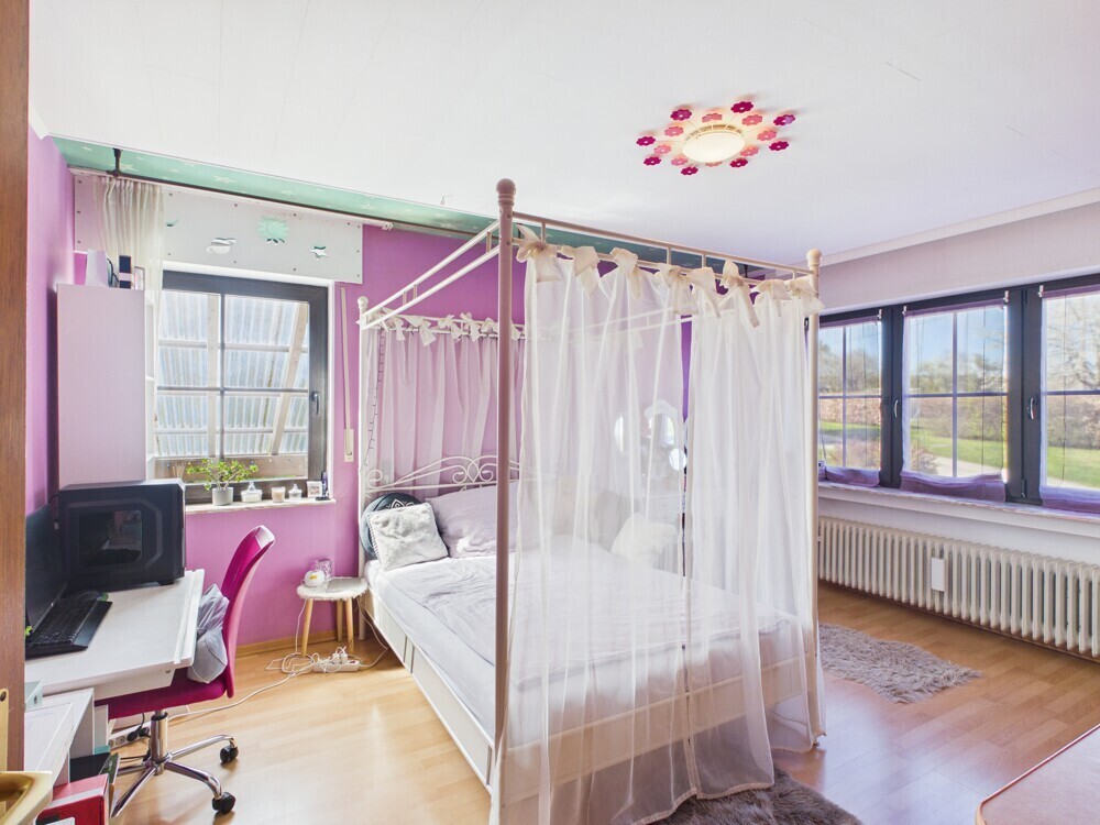 Schlafzimmer 1/3