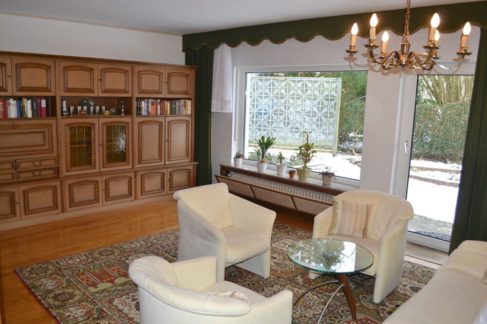 Wohnzimmeransicht mit Blick zur Terrasse