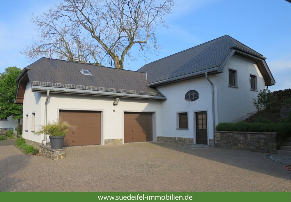 Nebengebäude mit Garagen_jpg