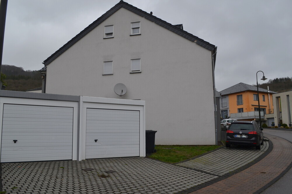 Garage und Stellplatz