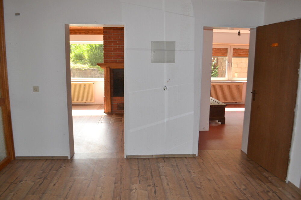 Blick in Wohnzimmer und Küche