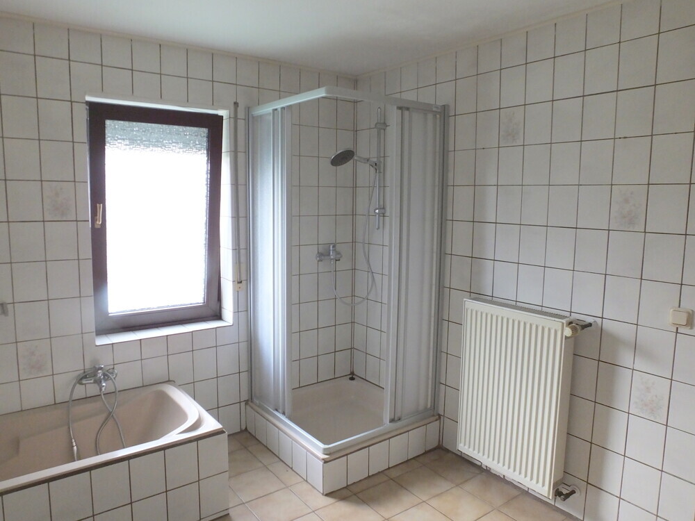 Bad mit Wanne und Dusche