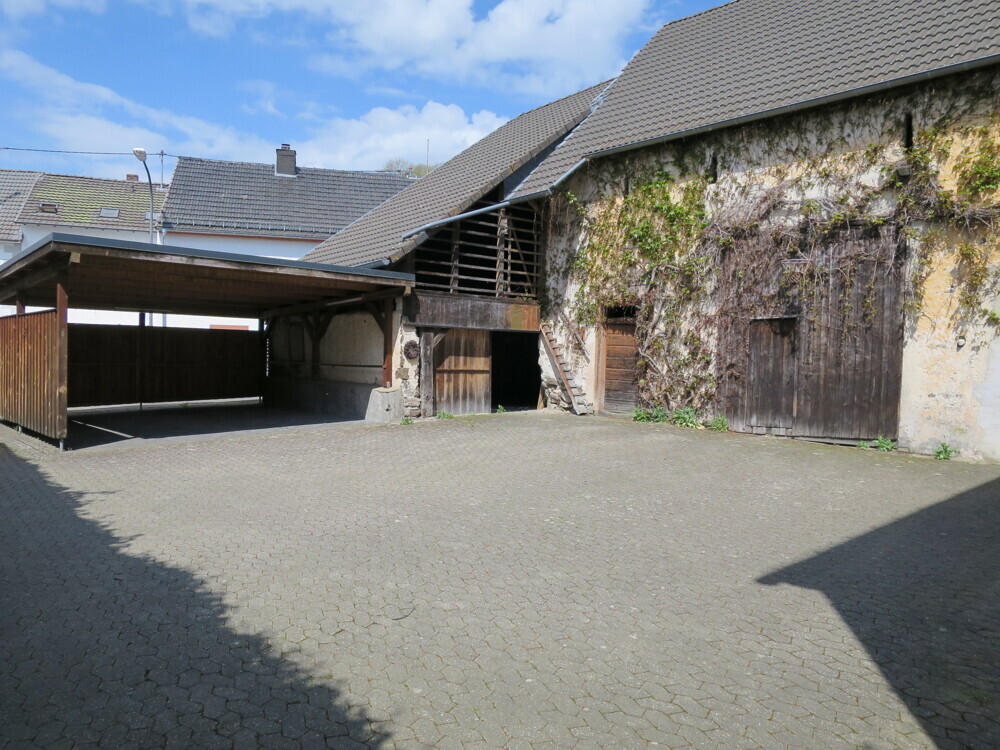 Hof mit Carport