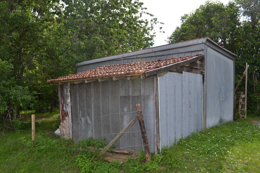 Schuppen mit anbei