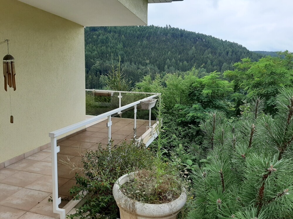 Balkon mit Aussicht ins Grüne