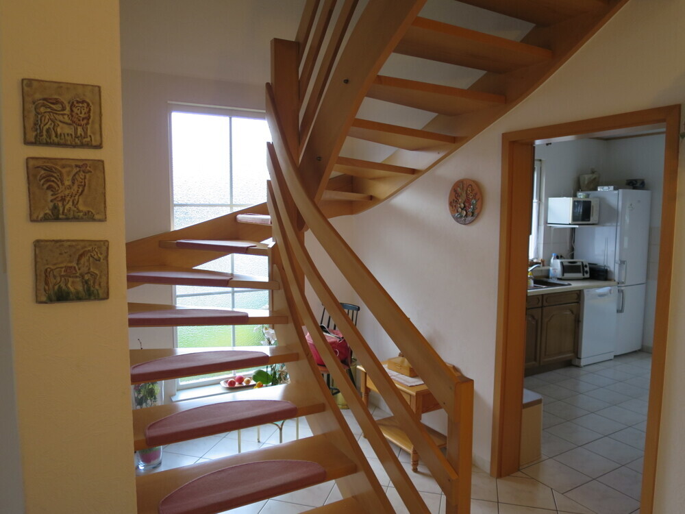 schöne Holztreppe ins OG