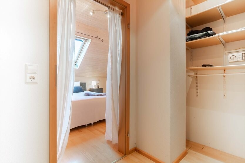 Blick vom Dressing ins Elternzimmer