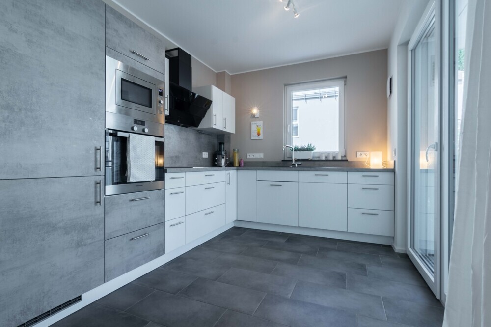 Küche mit Einbauküche