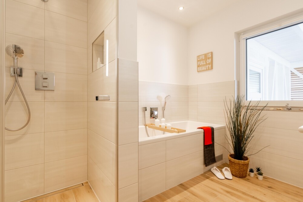..mit Whirlpool und Dusche