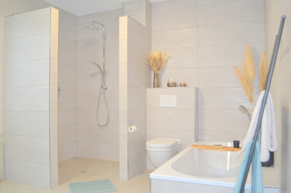 Bad mit Wanne und Dusche