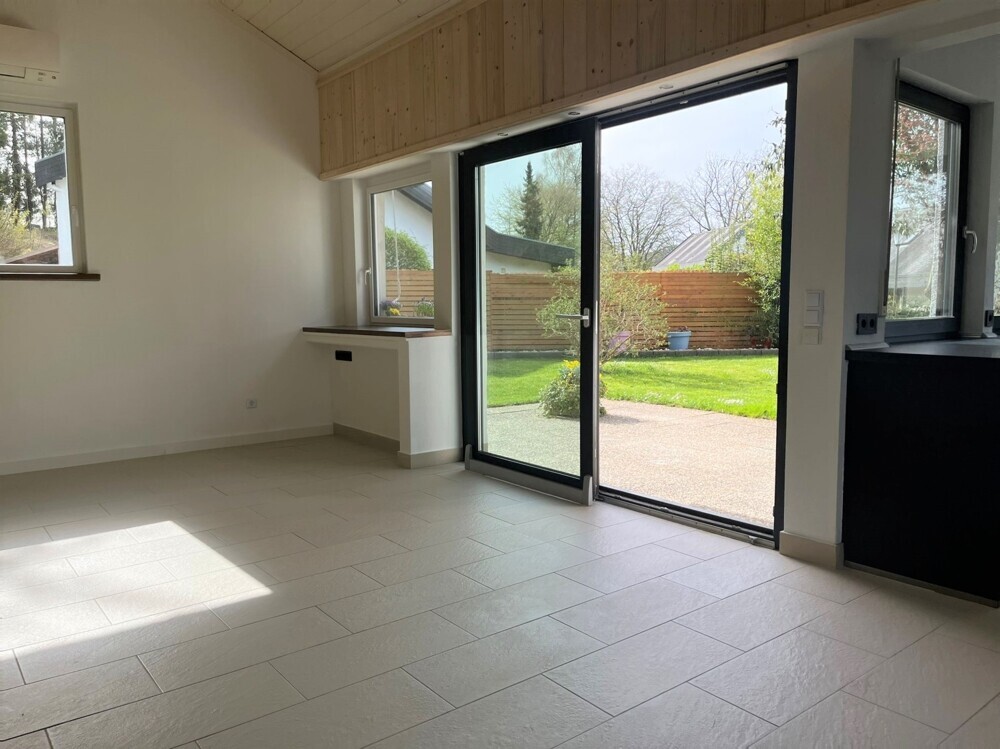 Wohnzimmer mit Zugang zur Terrasse