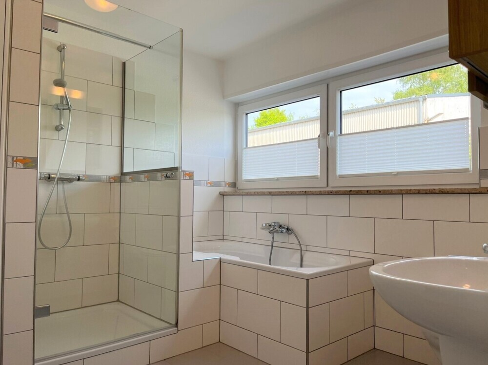 Tageslichtbad mit Dusche & Wanne