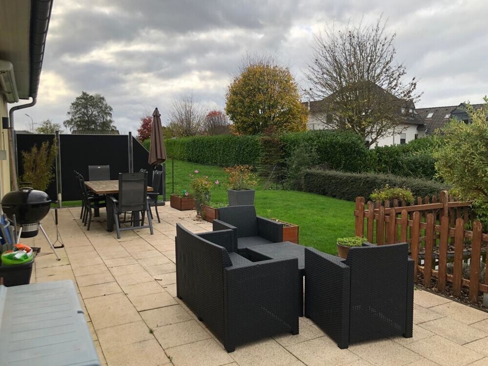Terrasse mit Teich und Sichtschutz