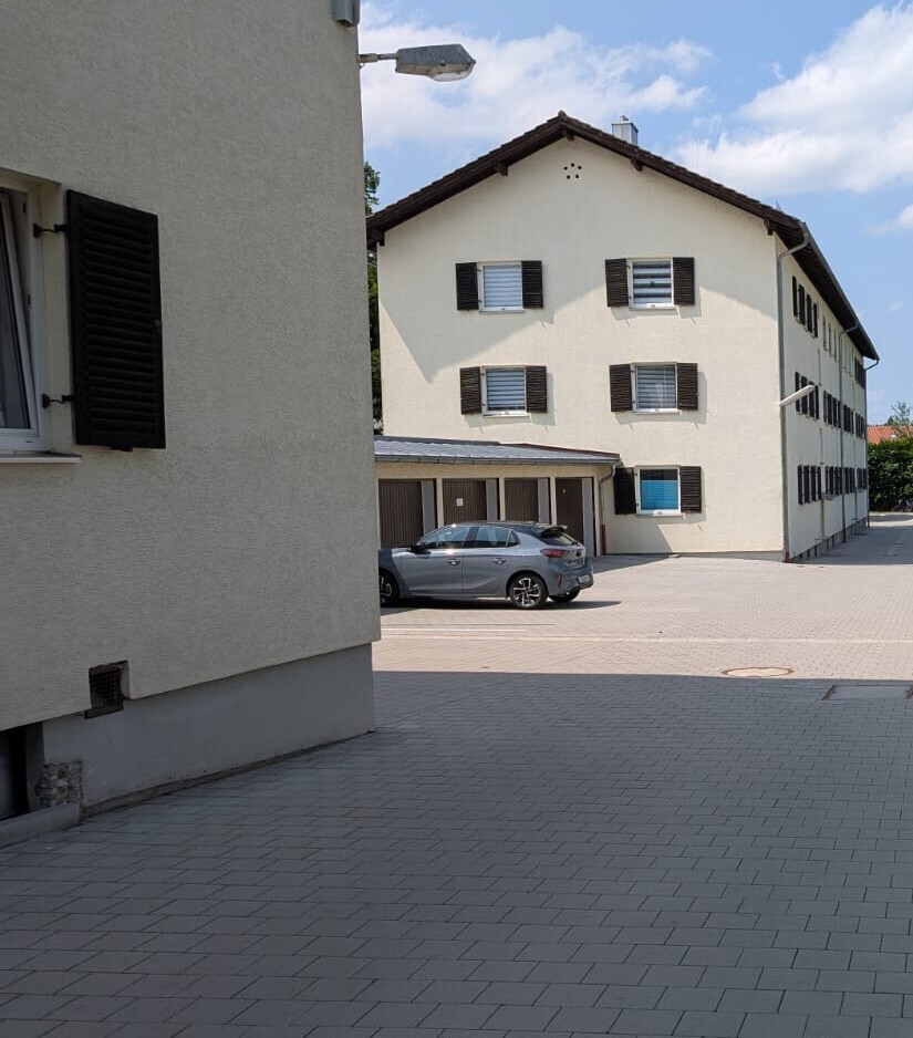 Ansicht mit Garagen